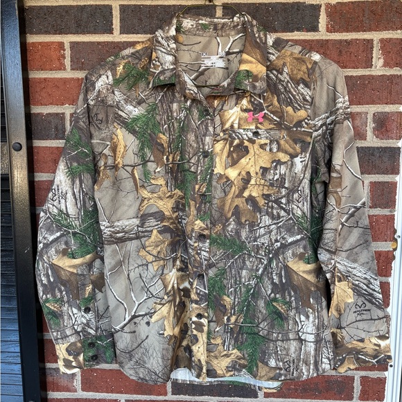 Under Armour Tops - Women’s Under Armour Realtree camo button up shirt L hunting outdoor camouflage